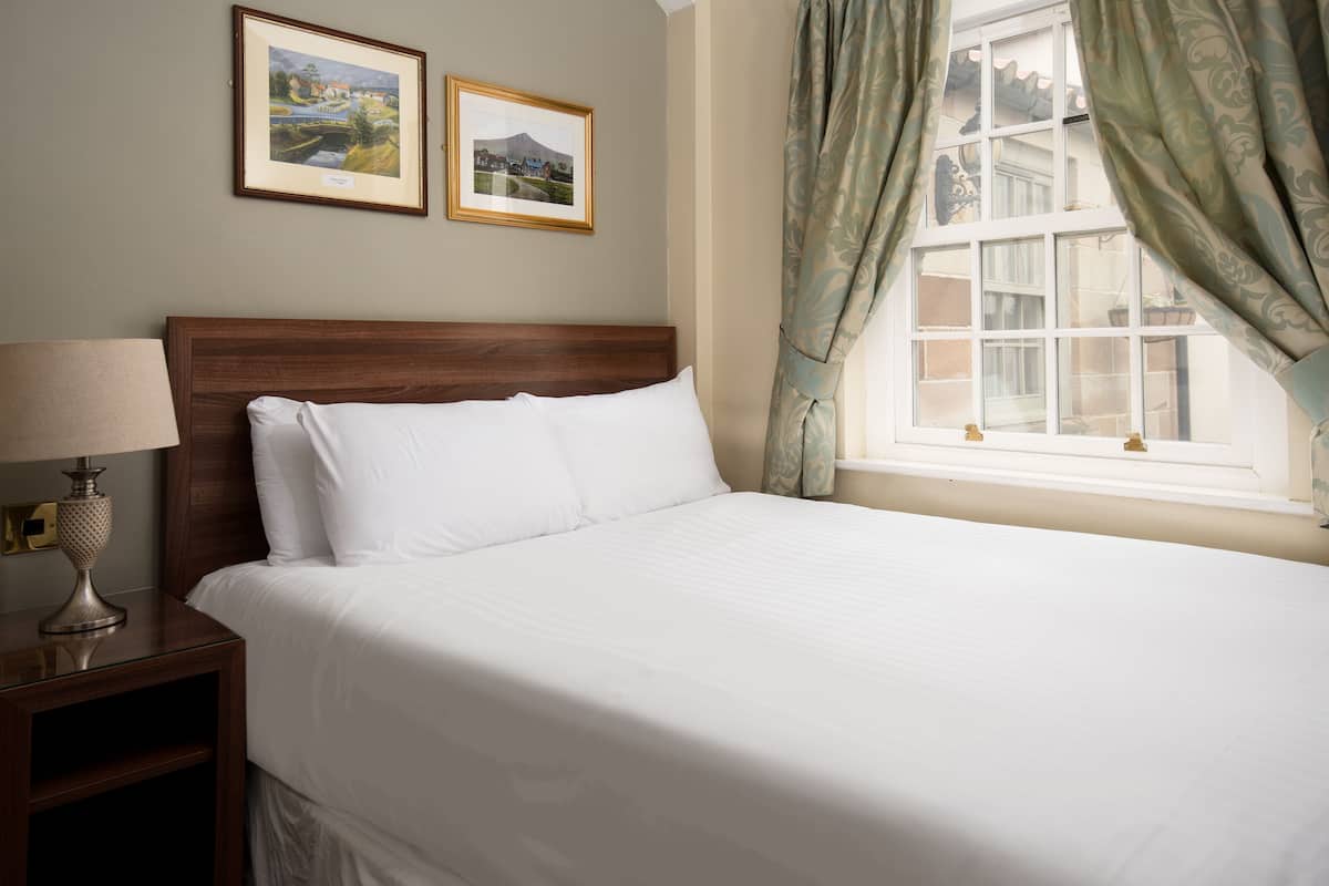Double Room | Desk, iron/ironing board, free WiFi, bed sheets