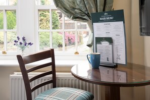 Phòng đôi hoặc 2 giường đơn | Bàn, bàn ủi/dụng cụ ủi quần áo, truy cập Internet không dây miễn phí