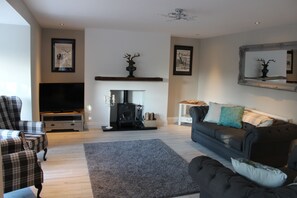 บ้านพัก, 6 ห้องนอน, ระเบียง, วิวสวน | ห้องนั่งเล่น | ทีวีจอแบน, เตาผิง, เครื่องเล่นดีวีดี