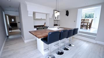 Hus - 6 soveværelser - balkon - udsigt til have | Privat køkken | Køleskab, mikrobølgeovn, ovn, kogeplade