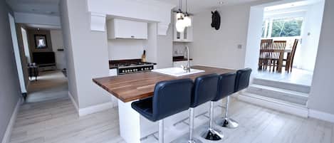 House, 6 Bedrooms, Balcony, Garden View | Private kitchen