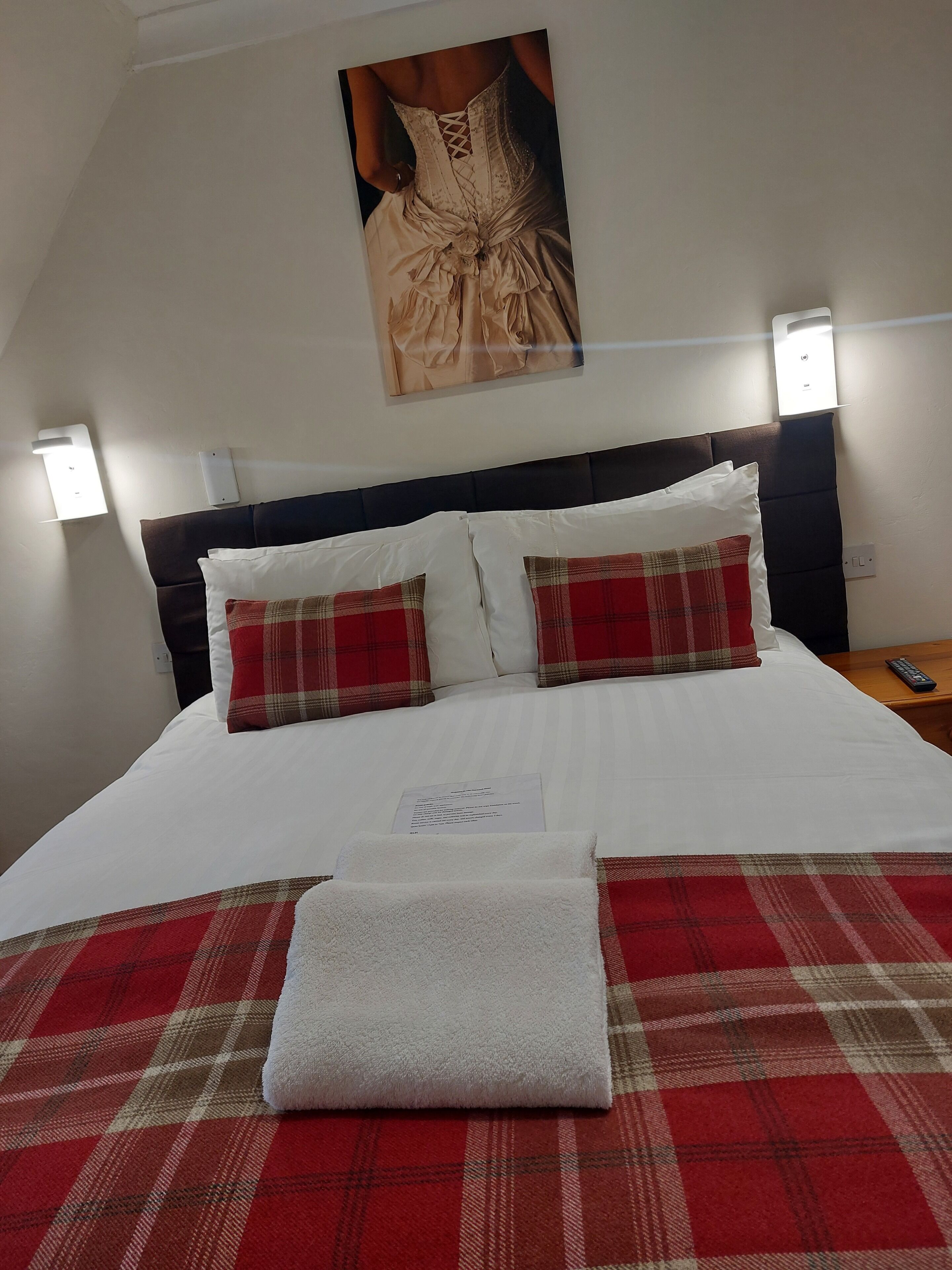 Habitación básica, 1 cama King size | Tabla de planchar con plancha 