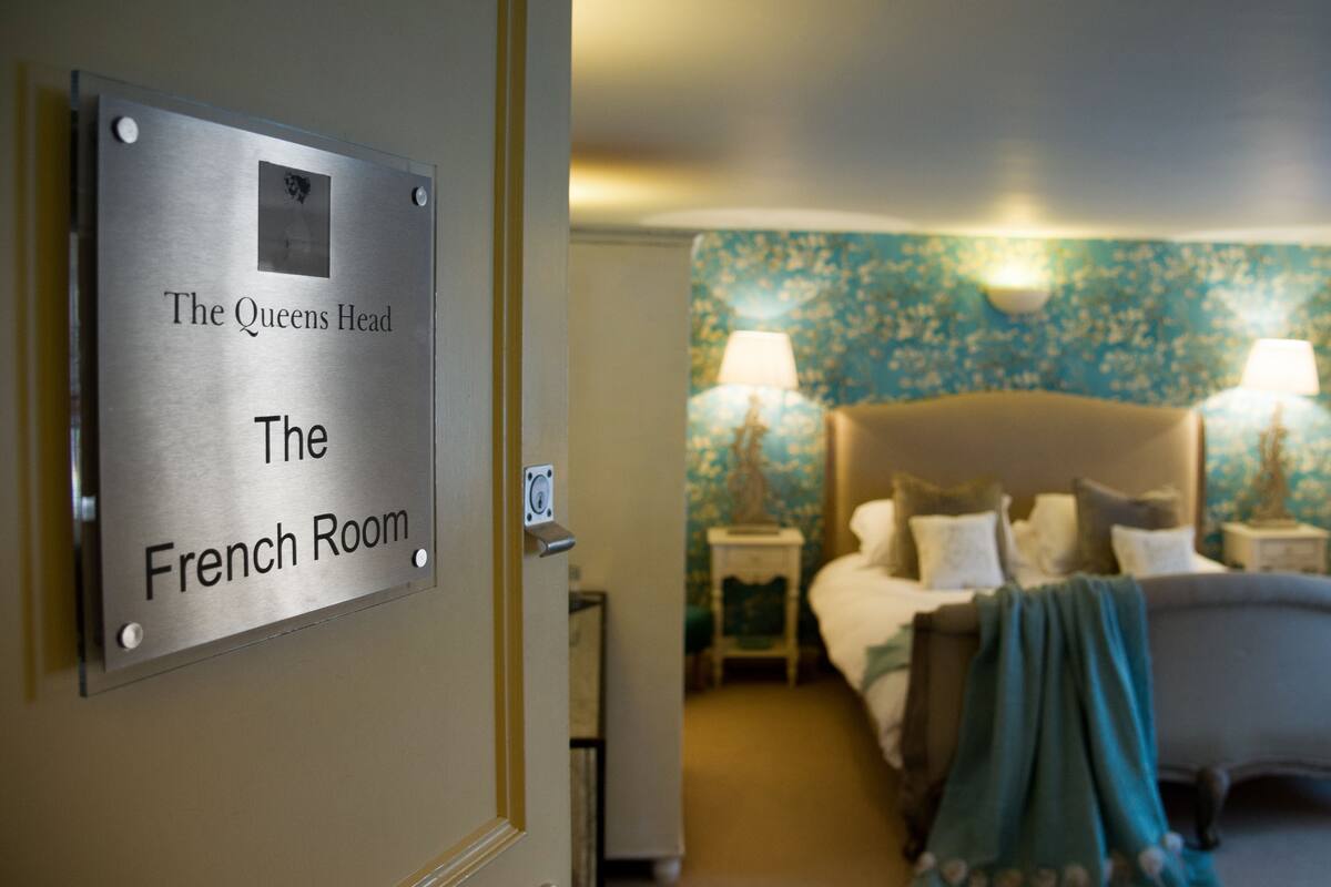 Double Room (Large) | Desk, iron/ironing board, WiFi (free), bed sheets