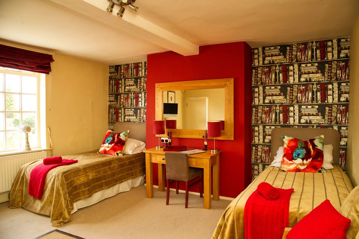 Twin Room | Desk, iron/ironing board, WiFi (free), bed sheets