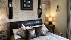 Double Room | Desk, iron/ironing board, WiFi (free), bed sheets - The Queens Head (Loughborough)