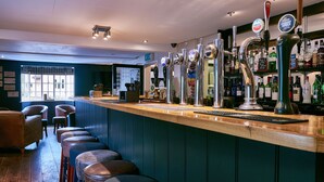 Bar (on property) - The Queens Head (Loughborough)