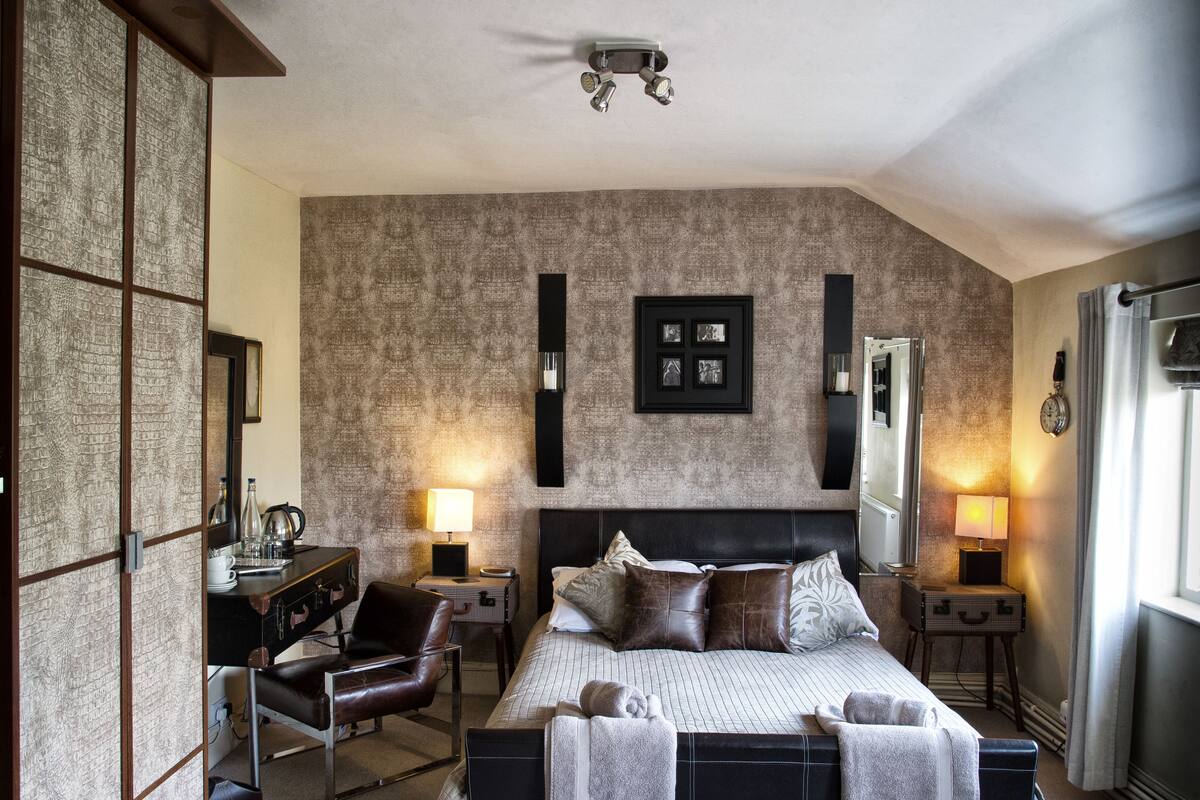 Double Room | Desk, iron/ironing board, WiFi (free), bed sheets