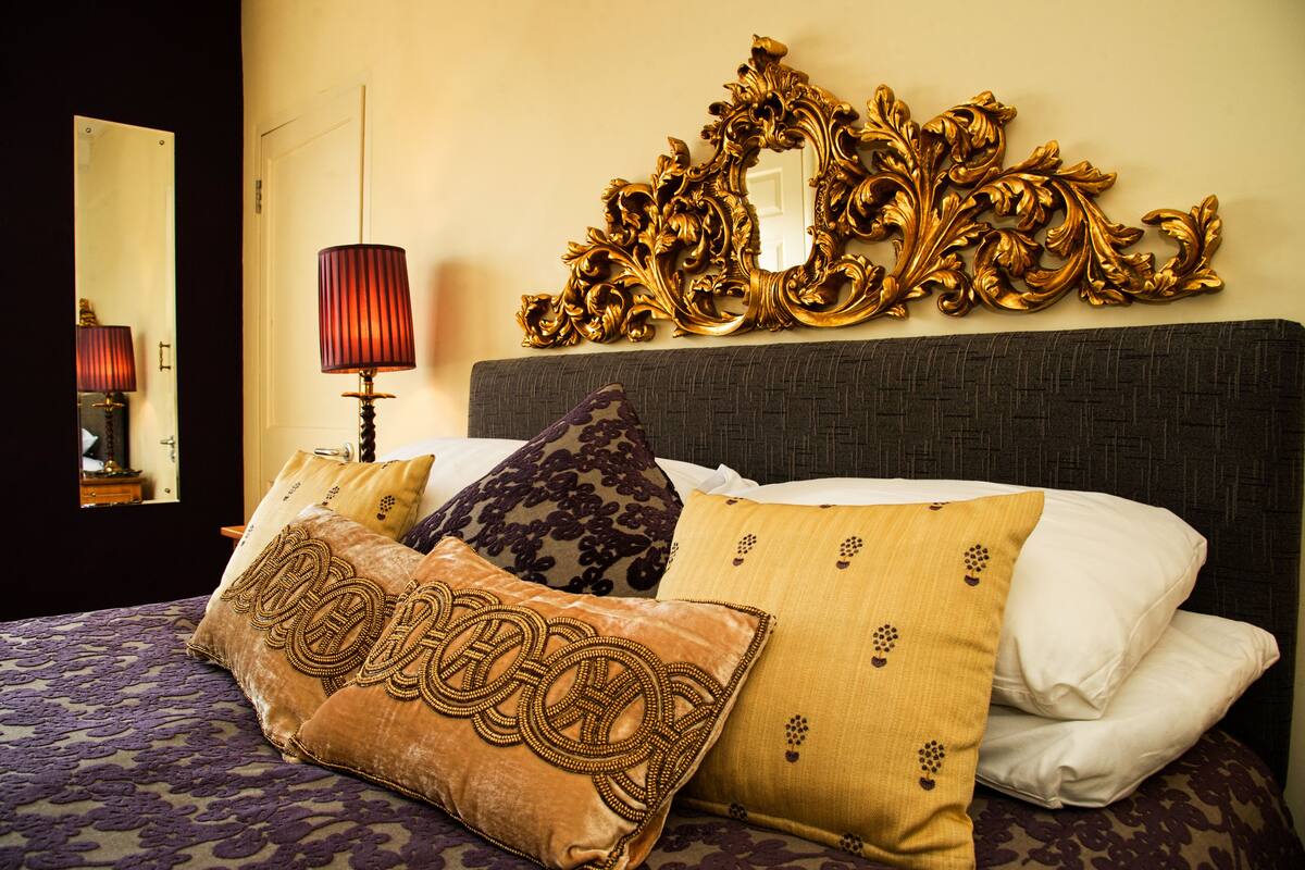 Double Room | Desk, iron/ironing board, WiFi (free), bed sheets