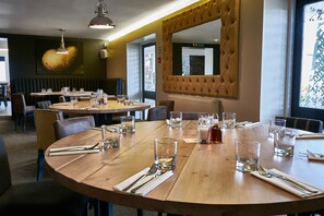 Lunch and dinner served, British cuisine - The Queens Head (Loughborough)