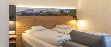 Chambre Double Deluxe, non-fumeurs | Literie hypoallergénique, coffres-forts dans les chambres, bureau