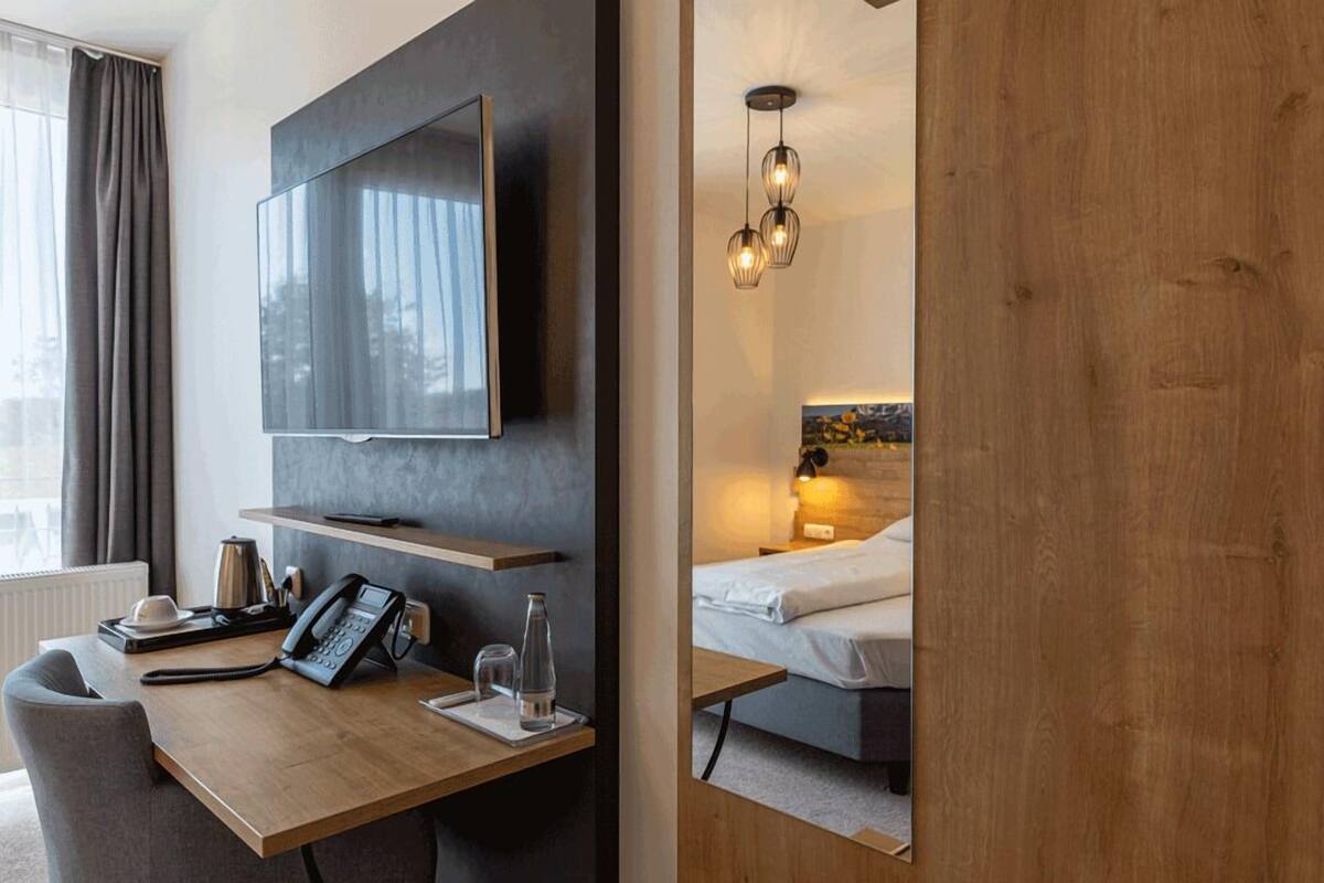 standard room, 1 queen bed, non smoking | hypo-allergenic bedding, in-room safe, desk, laptop workspace