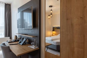 Literie hypoallergénique, coffres-forts dans les chambres, bureau