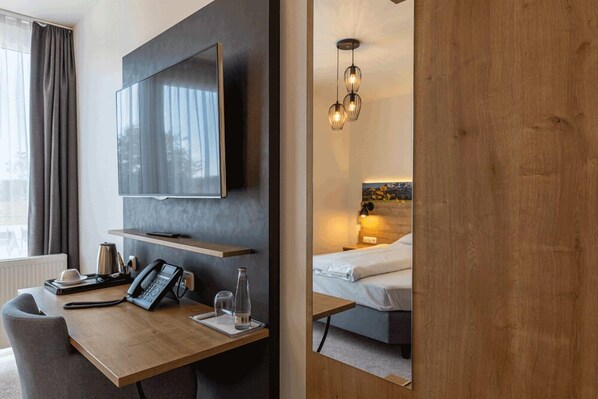 ملاءات للفراش لا تسبب الحساسية وخزنة داخل الغرفة ومكتب