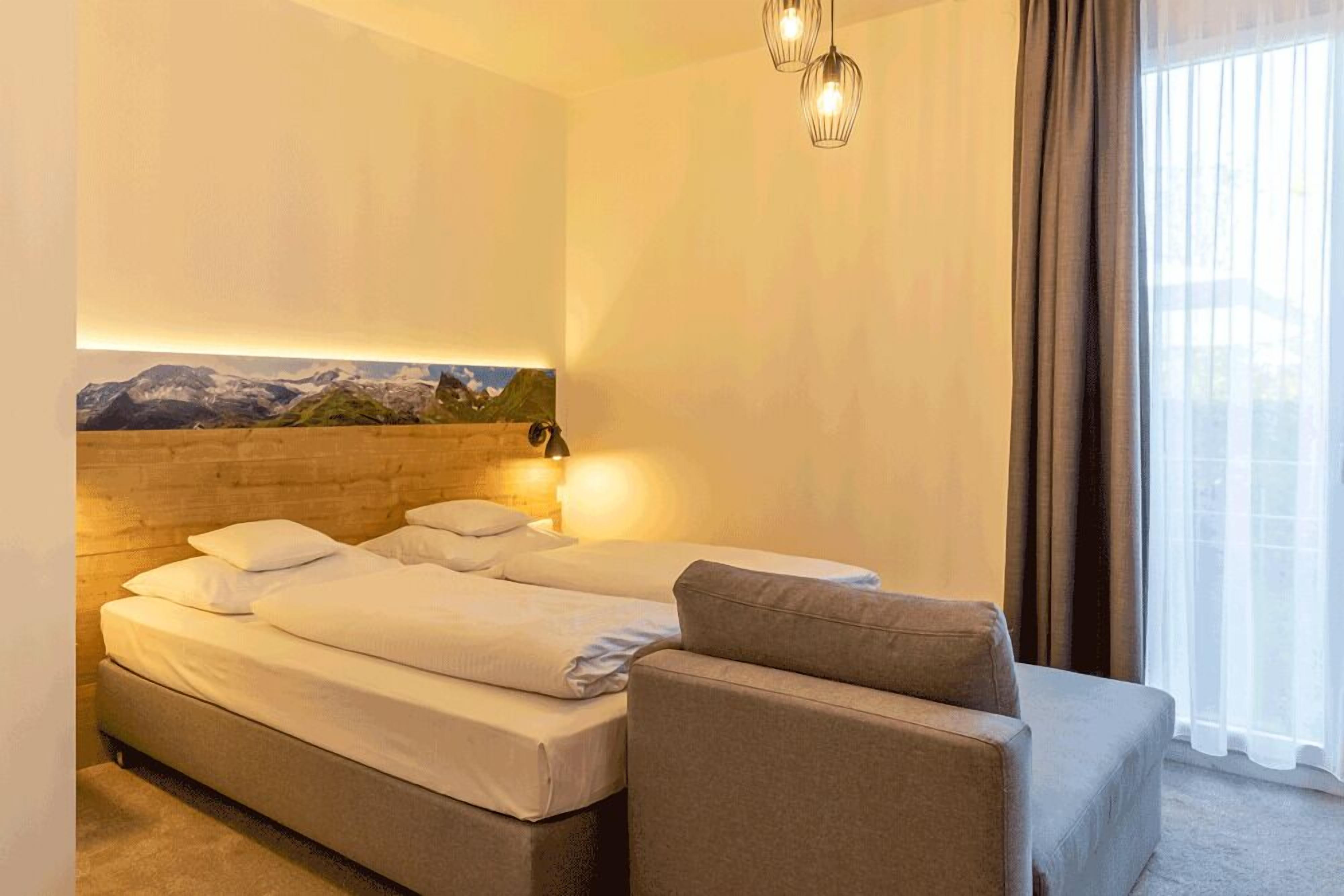 deluxe double room, non smoking | hypo-allergenic bedding, in-room safe, desk, laptop workspace