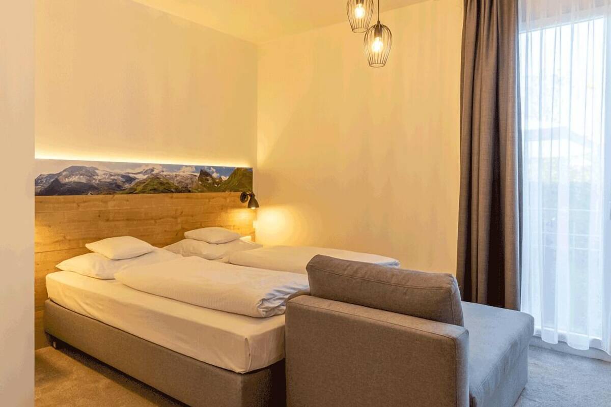 deluxe double room, non smoking | hypo-allergenic bedding, in-room safe, desk, laptop workspace