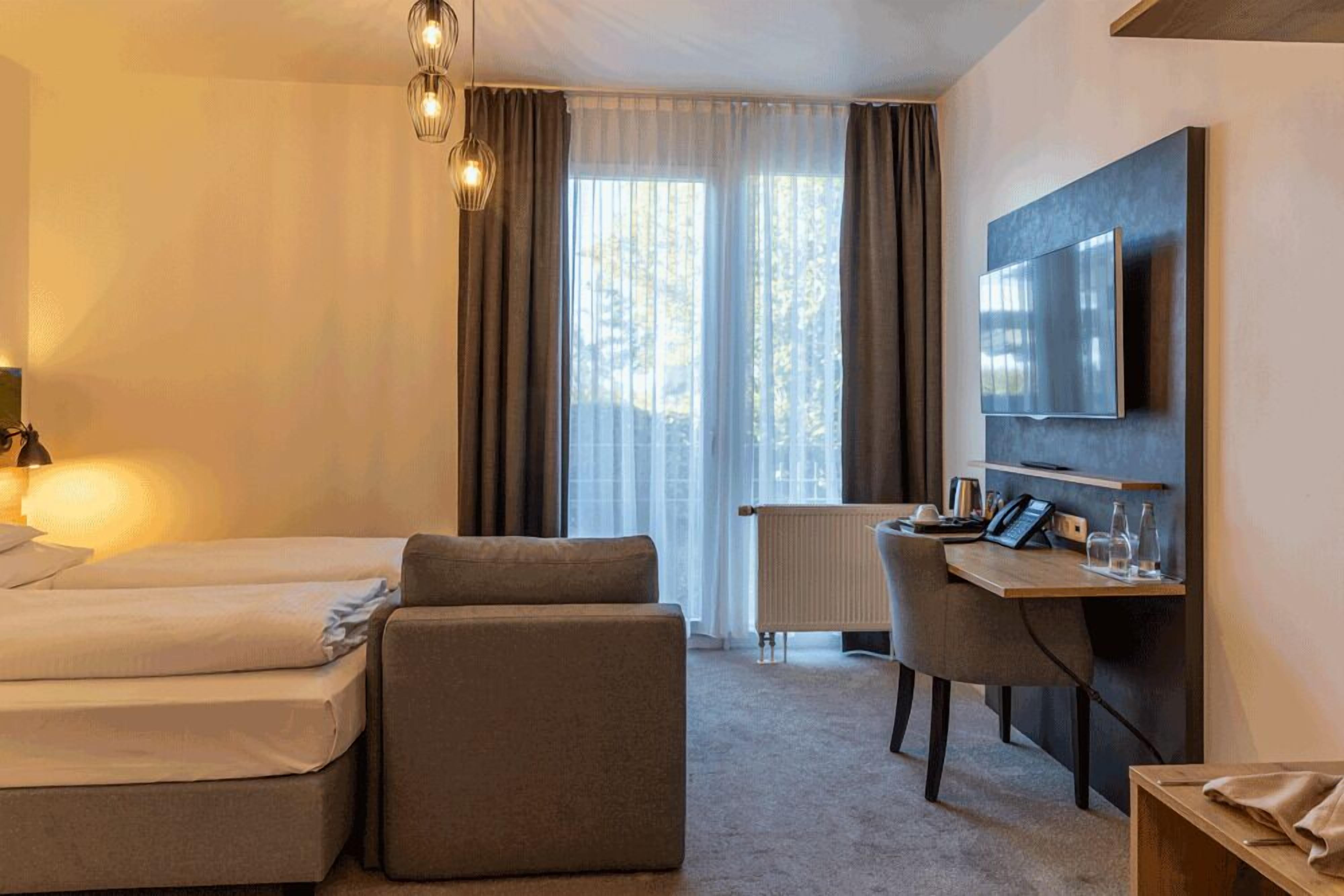 deluxe double room, non smoking | hypo-allergenic bedding, in-room safe, desk, laptop workspace