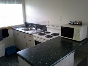 Cottage, 2 Bedrooms | Private kitchen - Westport Motels (Westport)