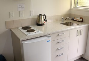 Upgrade Studio 2, 3 | Private kitchenette | Fridge, microwave, stovetop, coffee/tea maker - Westport Motels (Westport)