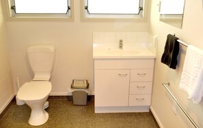 Familienzimmer | Badezimmer | Dusche, kostenlose Toilettenartikel, Haartrockner, Handtücher