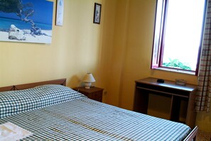 Cortinas blackout y tabla de planchar con plancha