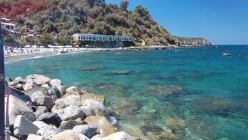 Spiaggia privata, sabbia bianca, cabine da spiaggia gratuite