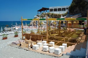 Breakfast, lunch, dinner served; seafood, beach views