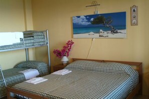 Blendingsgardiner, strykejern/-brett og ekstrasenger