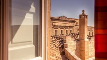 Vista de un edificio histórico con fachada de piedra y una torre destacada.