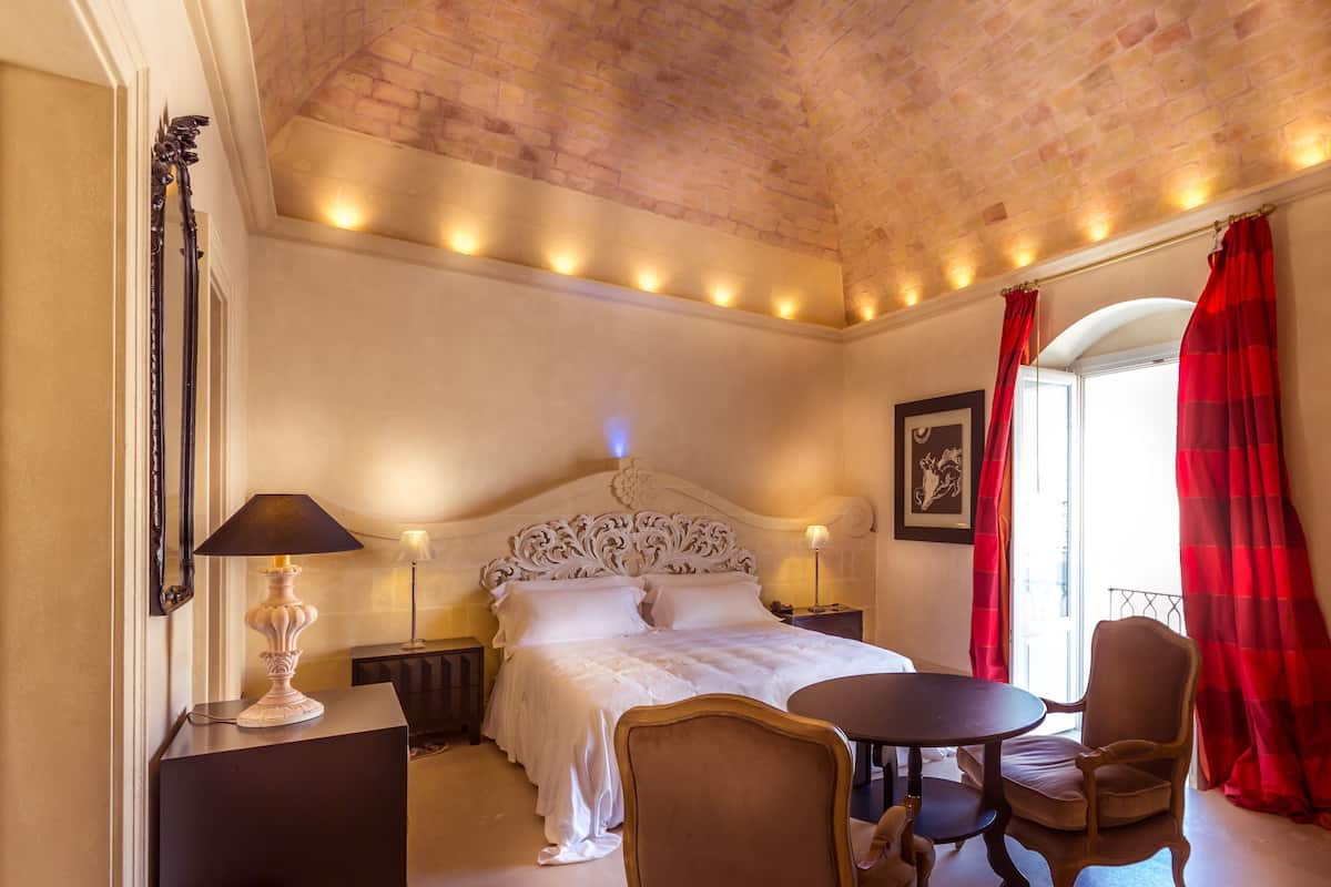 Junior Suite | Hypo-allergenic bedding, minibar, in-room safe, desk