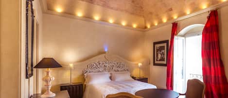 Junior Suite | Peralatan tempat tidur hipoalergenik, bar mini, peti besi dalam bilik