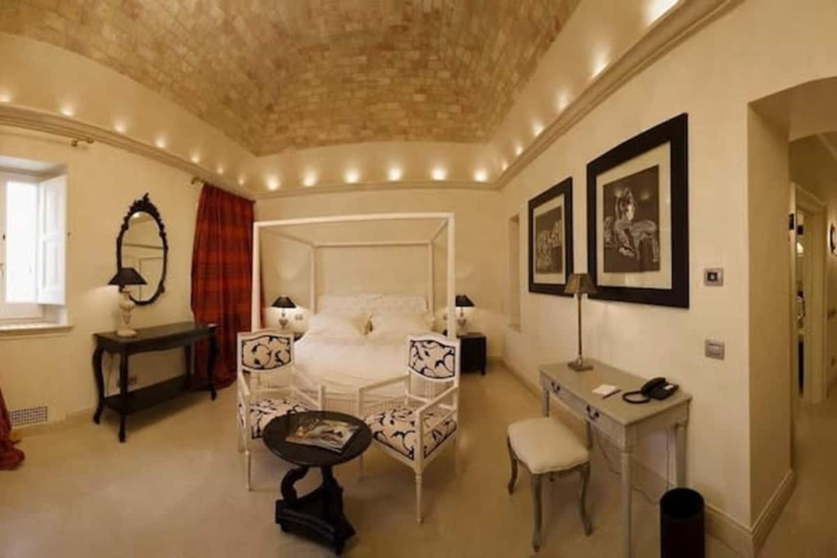 junior suite | hypo-allergenic bedding, minibar, in-room safe, desk