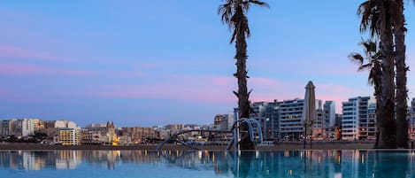 Una piscina cubierta, una piscina al aire libre