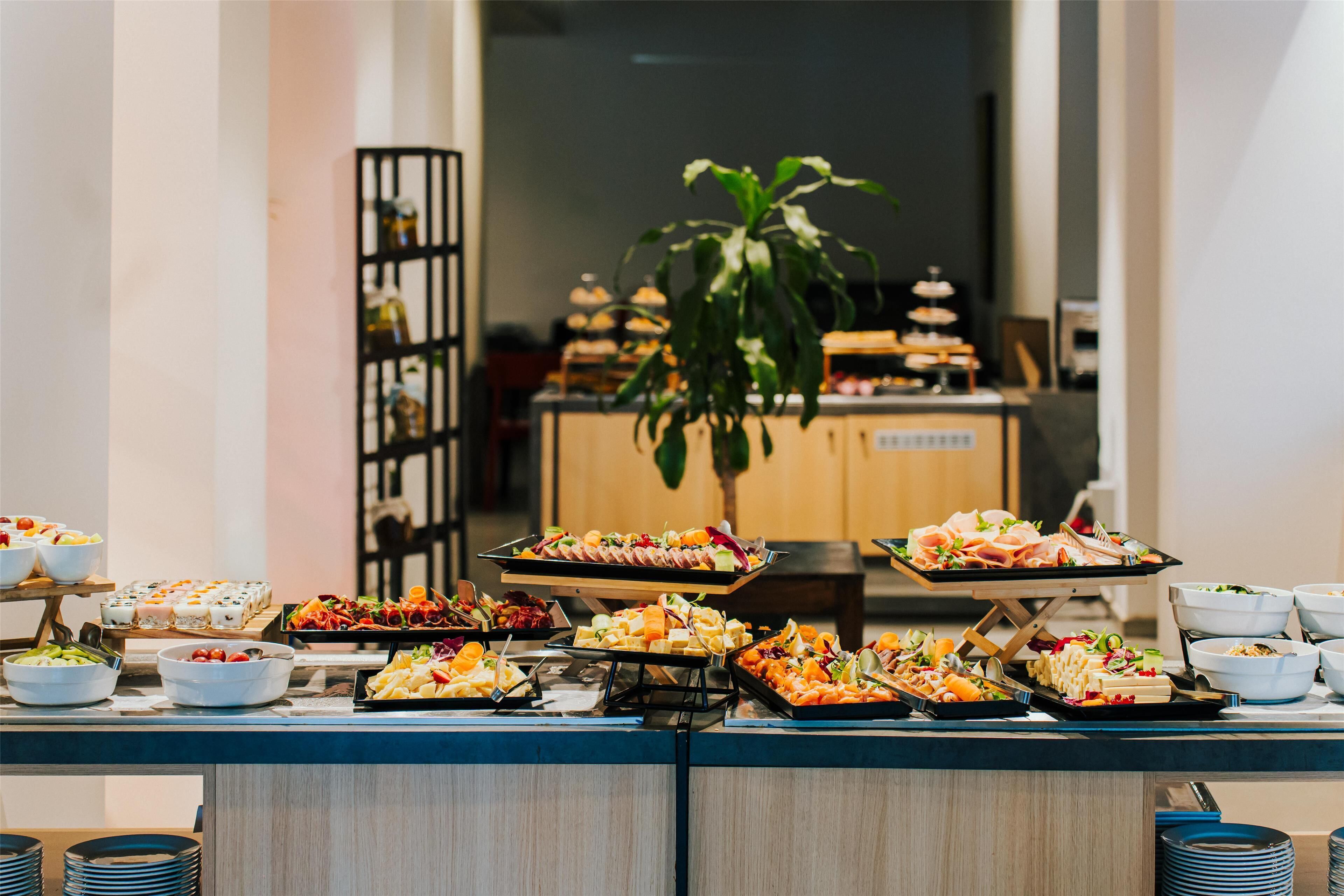 daily cooked-to-order breakfast for a fee