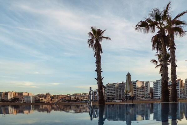 Piscine couverte, piscine extérieure, cabanons gratuits