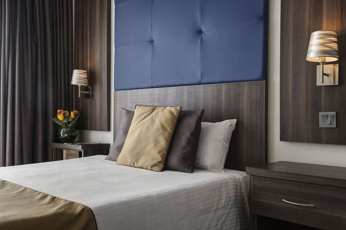 family room, bay view | 1 bedroom, minibar, in-room safe, desk