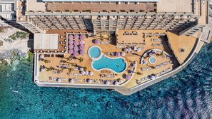 Una piscina techada, una piscina al aire libre, camas de piscina gratis