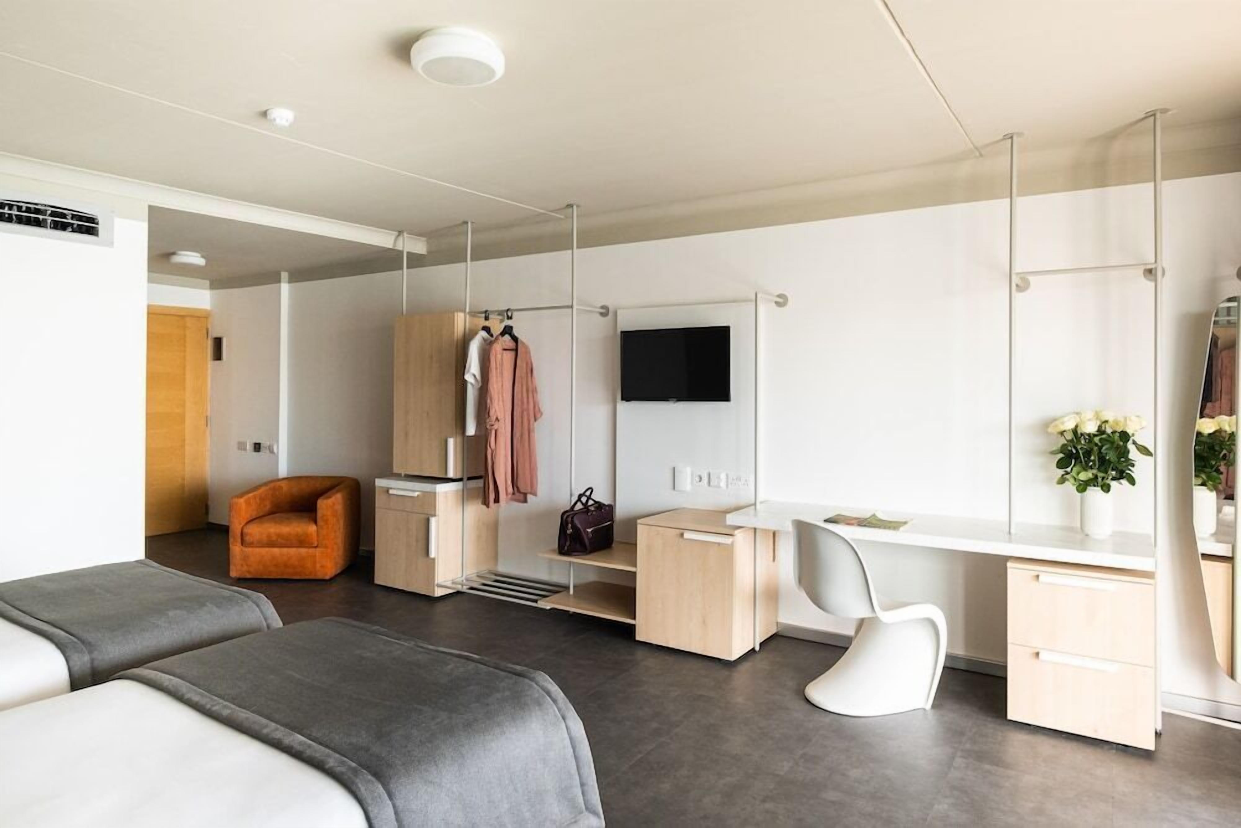 Minibar, Zimmersafe, Schreibtisch, Verdunkelungsvorhänge