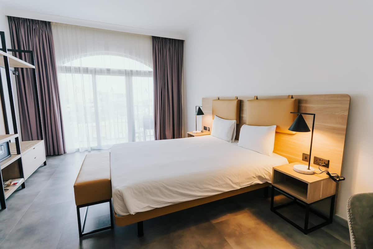 1 slaapkamer, een minibar, een kluis op de kamer, een bureau