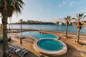 Una piscina techada, una piscina al aire libre, camas de piscina gratis