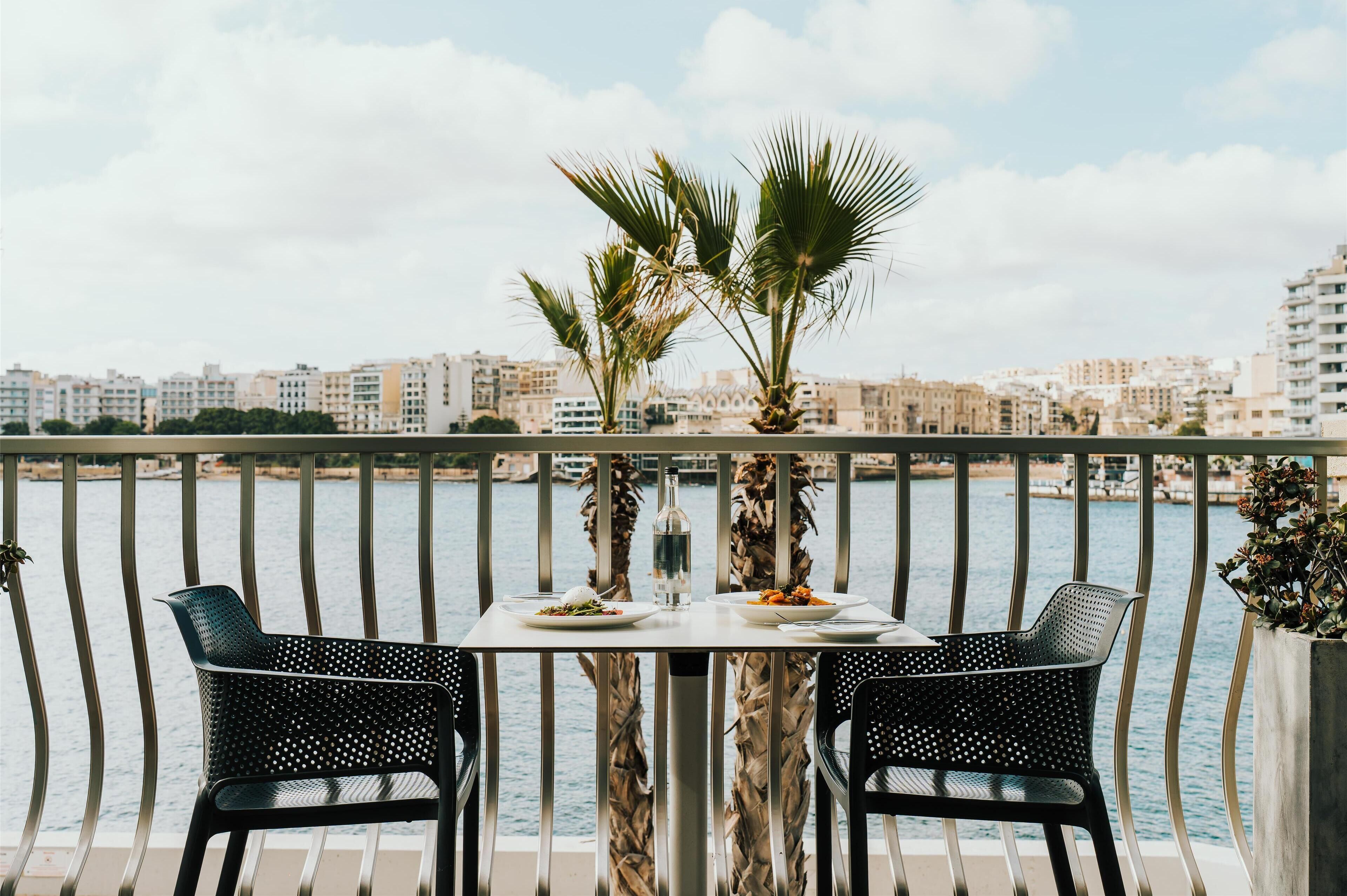 2 restaurantes; se sirve desayuno, almuerzo y cena
