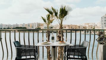 2 restaurantes; se sirve desayuno, almuerzo y cena