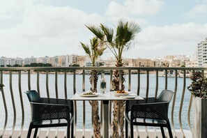 2 restaurants, breakfast, lunch, dinner served; international cuisine - Cavalieri Hotel Malta, a member of Radisson Individuals (St. Julian's)