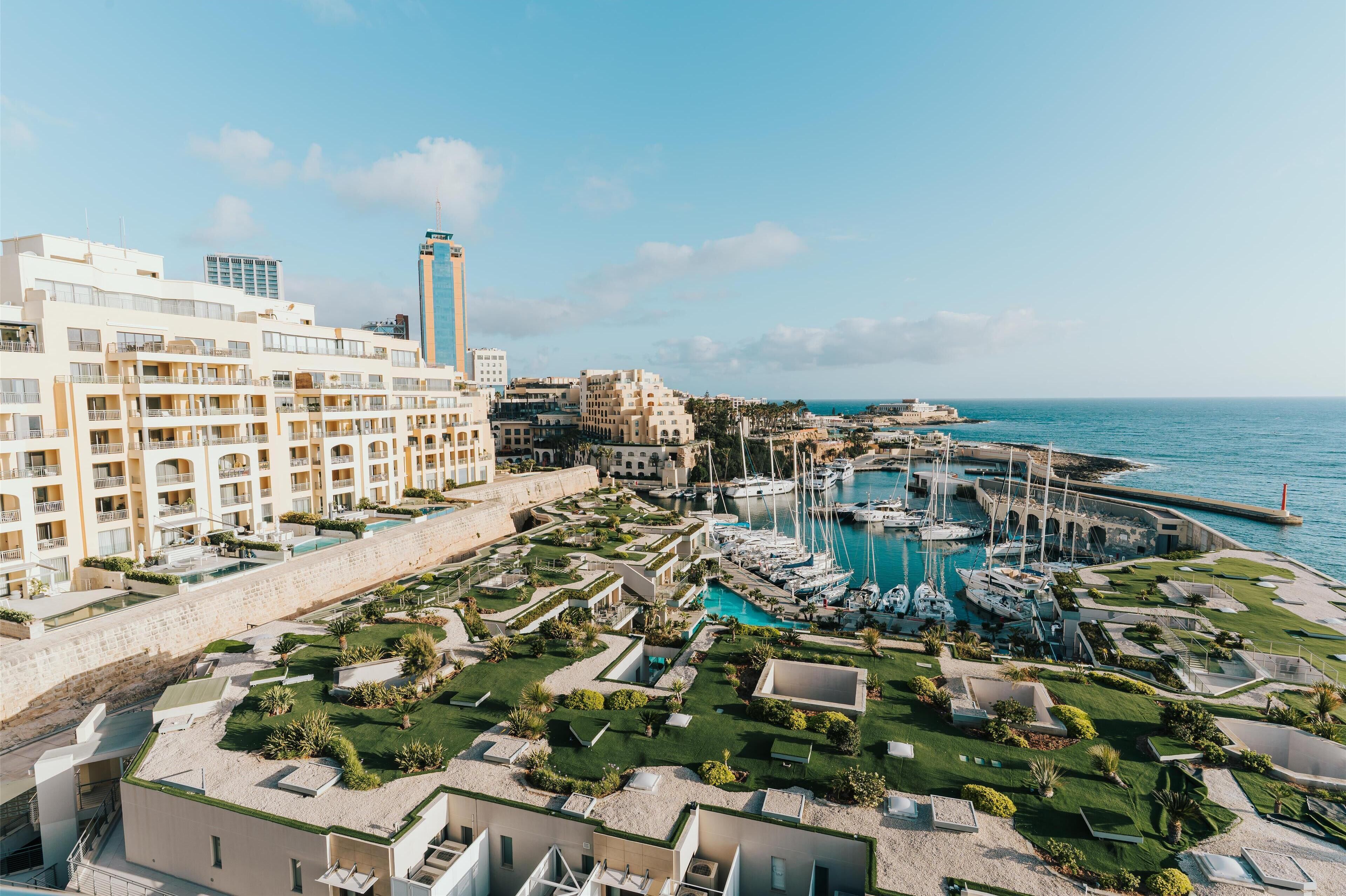 Standard Room, Marina View | Minibar, in-room safe, desk, blackout drapes