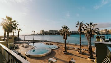 Een binnenzwembad, een buitenzwembad en gratis zwembadcabana's