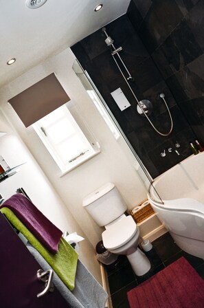Kamar Double | Kamar mandi | Kombinasi shower/bathtub dan perlengkapan mandi gratis