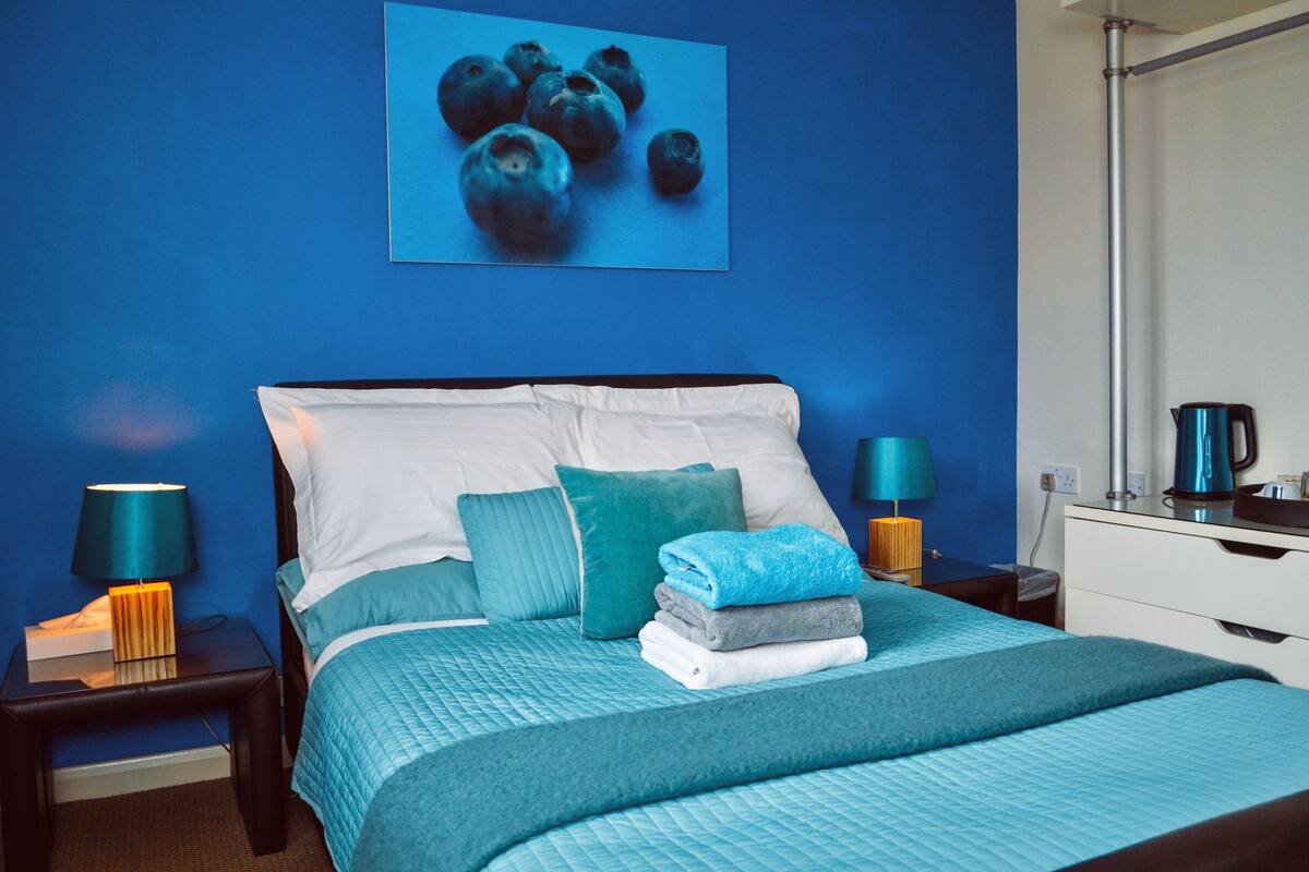 Double Room | Desk, blackout curtains, iron/ironing board, free WiFi