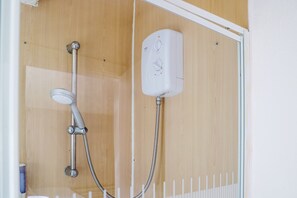 Regadera, amenidades de baño gratuitas, secadora de cabello, toallas 