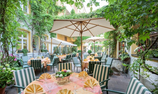 Courtyard - Romantik Hotel zur Post (Fuerstenfeldbruck)