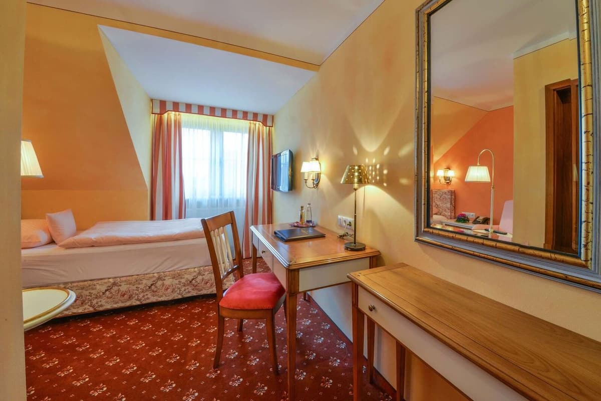 business single room | hypo-allergenic bedding, in-room safe, desk, cots/infant beds