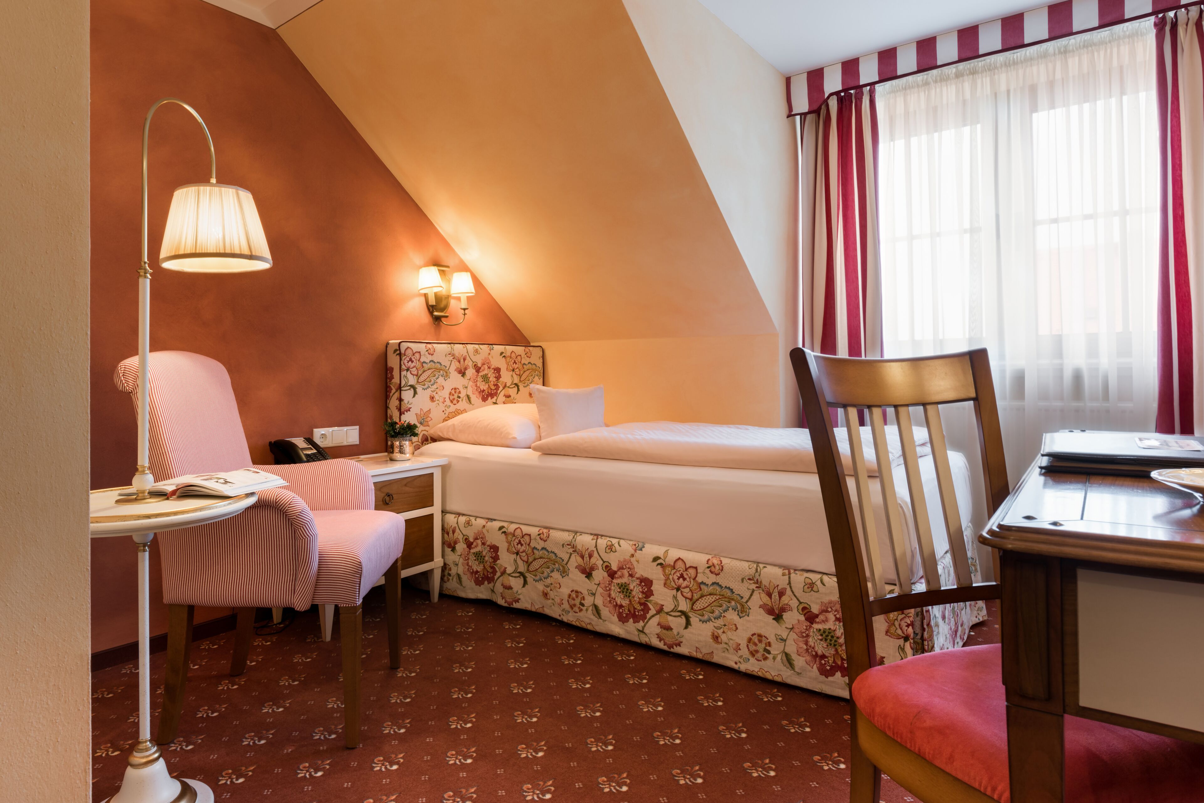 business single room | hypo-allergenic bedding, in-room safe, desk, cots/infant beds